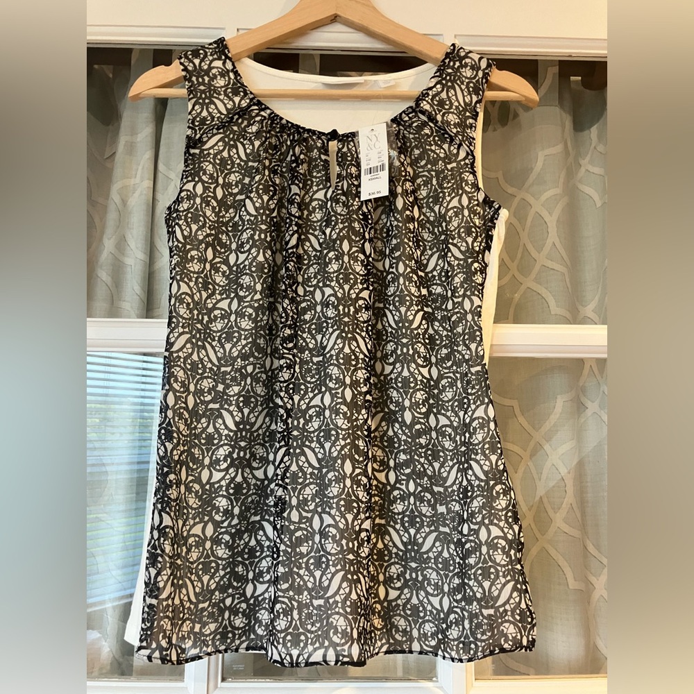 NWT New York & Company size XS Black and White Sleeveless Top